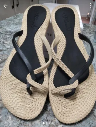Chanclas beige y negras poco uso