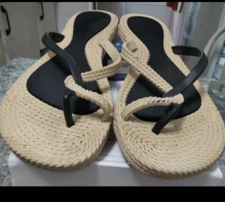 Chanclas beige y negras poco uso