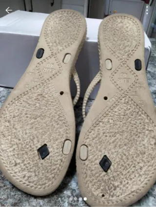 Chanclas beige y negras poco uso