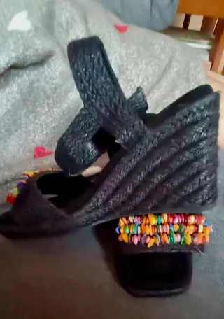 Sandalias de cuña negras con abalorios