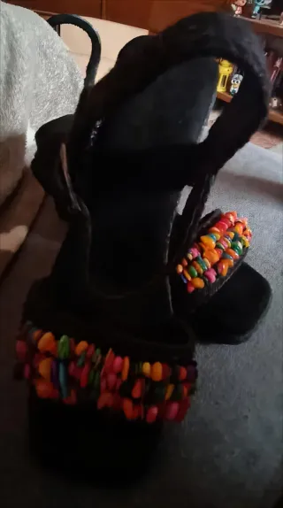 Sandalias de cuña negras con abalorios