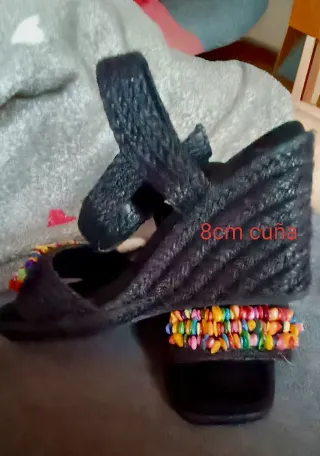 Sandalias de cuña negras con abalorios