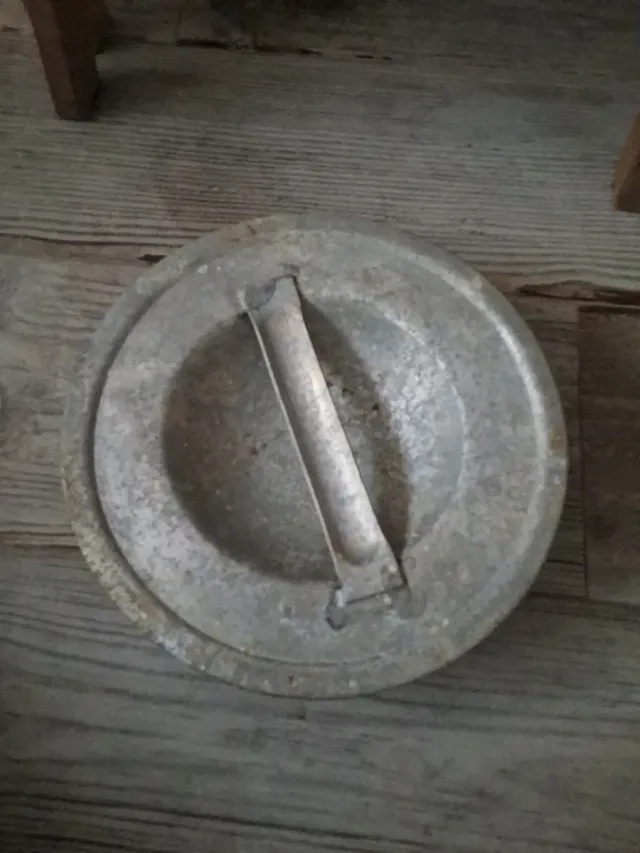 Tapa metálica lechera