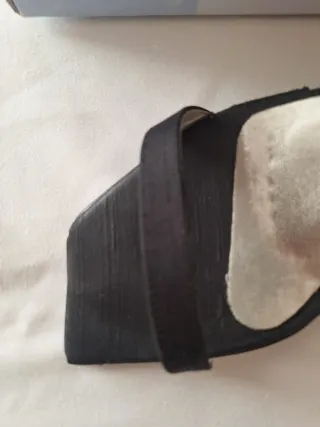 Sandalias Santino Negras, con tirita de brillantes