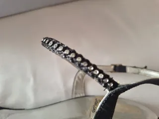 Sandalias Santino Negras, con tirita de brillantes