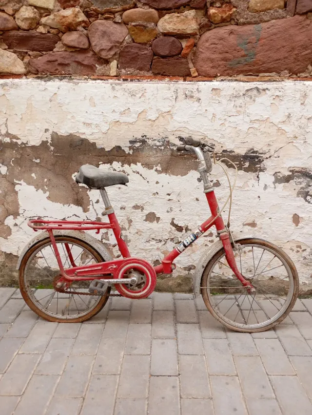 Bicicleta roja plegable