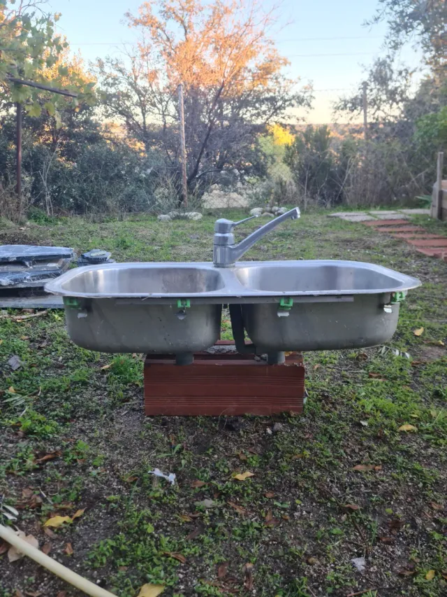 Pila doble cocina con grifo.