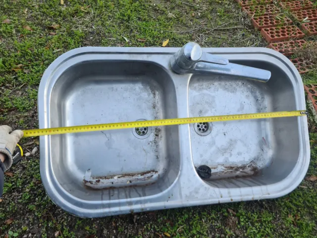 Pila doble cocina con grifo.