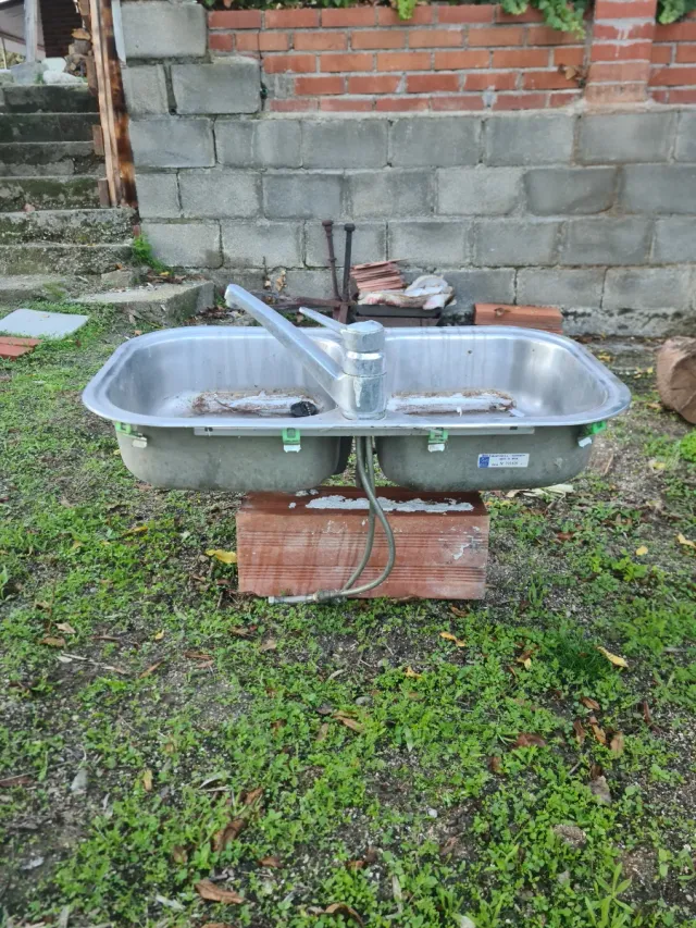 Pila doble cocina con grifo.