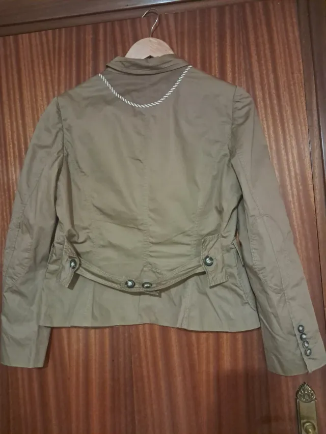 Chaqueta beige estilo safari