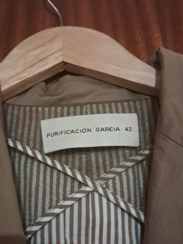 Chaqueta beige estilo safari