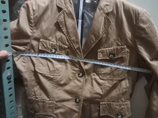 Chaqueta marrón estilo safari