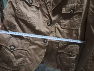 Chaqueta marrón estilo safari