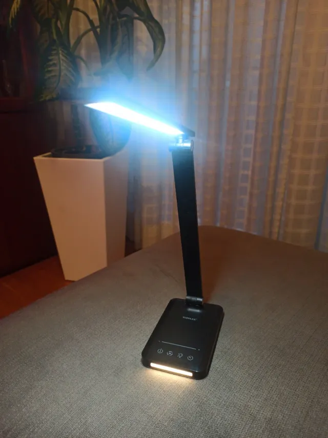 Lámpara de mesa LED negra