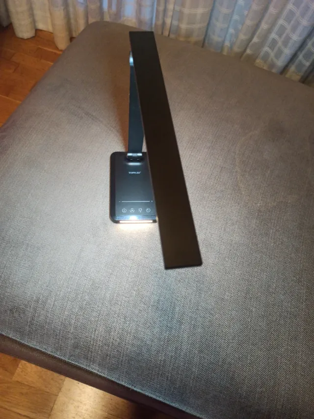 Lámpara de mesa LED negra