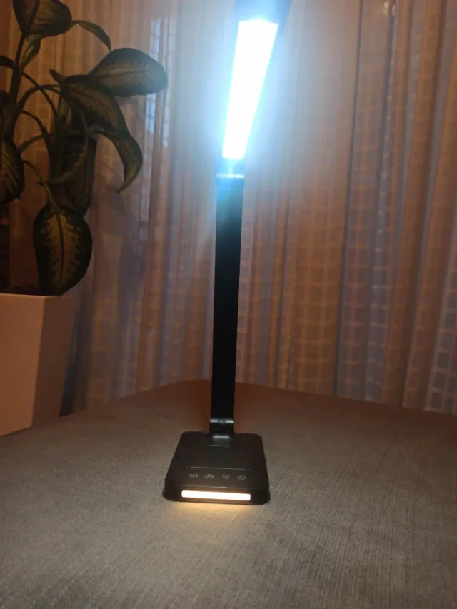 Lámpara de mesa LED negra