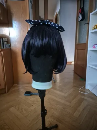 Peluca negra con reflejos morados, estilo Midari.