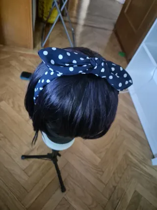 Peluca negra con reflejos morados, estilo Midari.