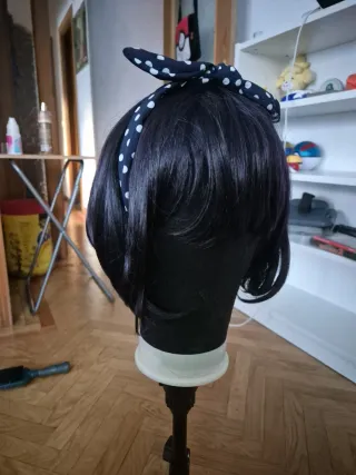 Peluca negra con reflejos morados, estilo Midari.