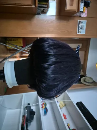 Peluca negra con reflejos morados, estilo Midari.