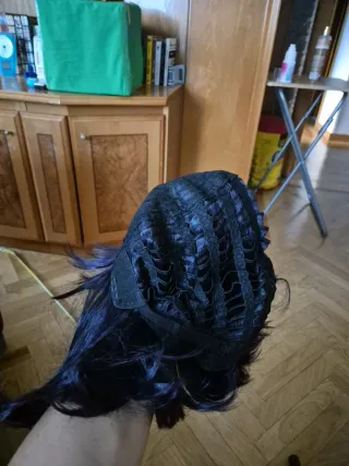 Peluca negra con reflejos morados, estilo Midari.