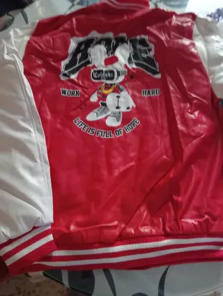 Chaqueta Roja y Blanca Estilo Universitario