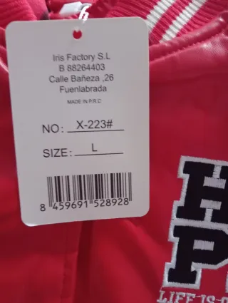 Chaqueta Roja y Blanca Estilo Universitario