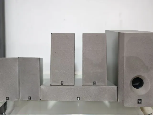 Sistema de Alto-Falantes Yamaha 5.1 Home Cinema Cinza