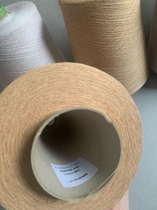 4 Conos Hilaturas E. Miroglio rosa y dorado