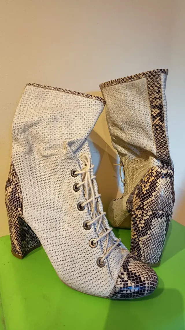 Botas de tacón con cordones y estampado serpiente