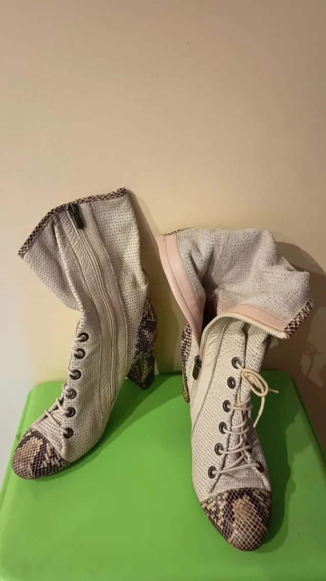 Botas de tacón con cordones y estampado serpiente