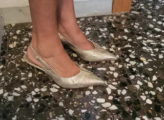 Conjunto zapatos y bolso fiesta beige y dorados 38