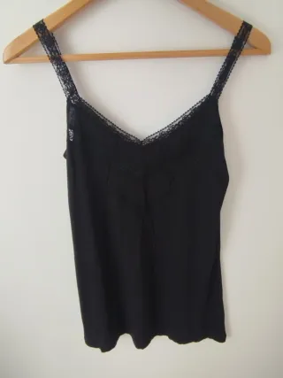 Camiseta tirantes encaje negra