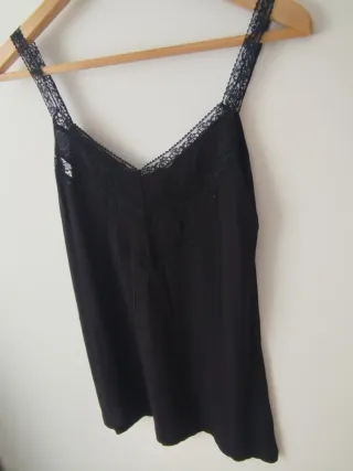 Camiseta tirantes encaje negra