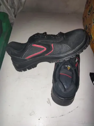 Zapatillas de trabajo negras y rojas