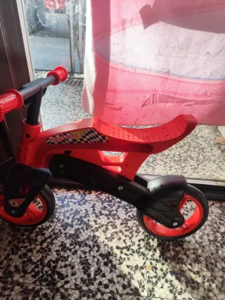 Bicicleta de equilibrio roja