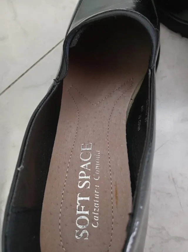 Scarpe lucide nere con zeppa