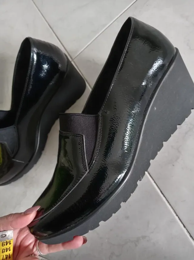 Scarpe lucide nere con zeppa