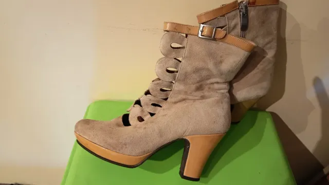 Botas Beige/Marrón con Tiras y Tacón