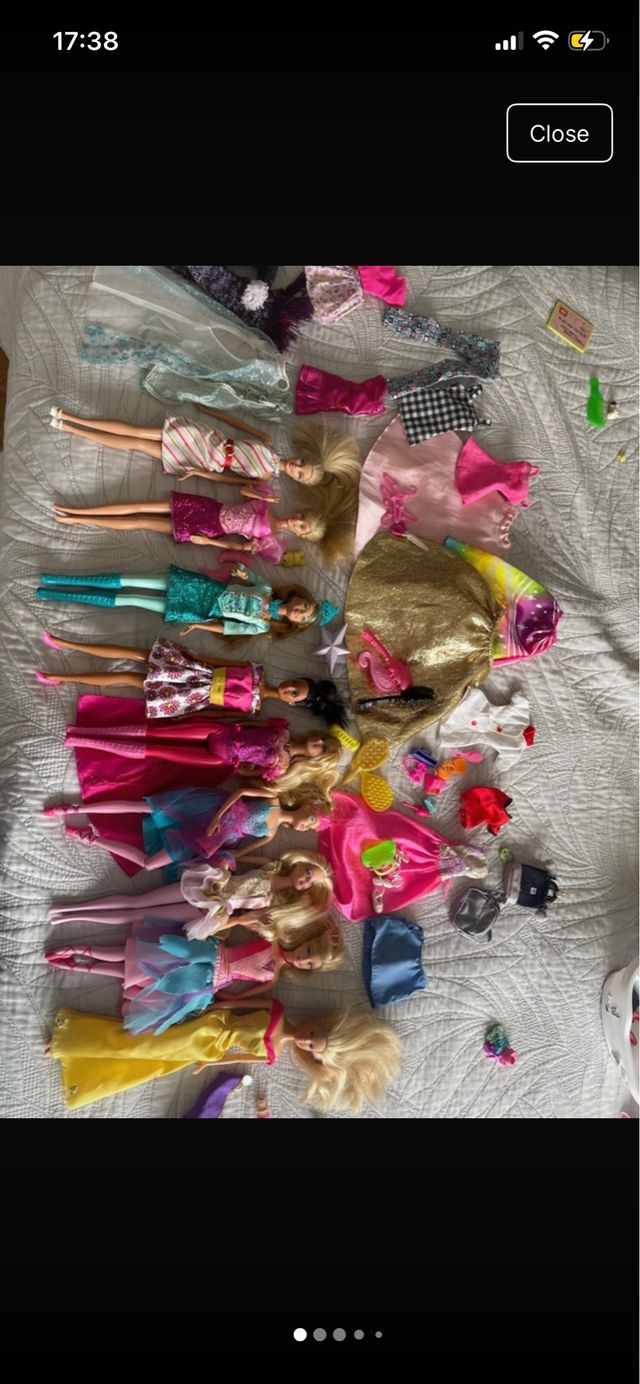 Lote de Barbies e Roupas