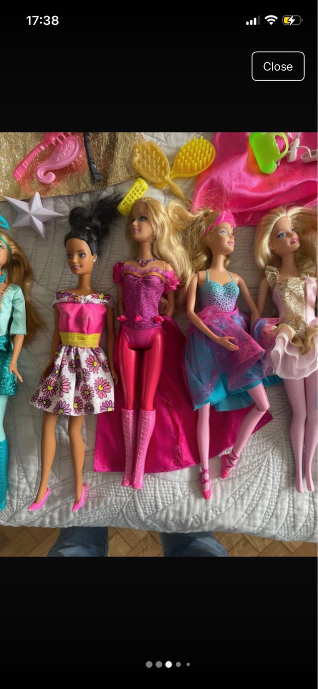 Lote de Barbies e Roupas