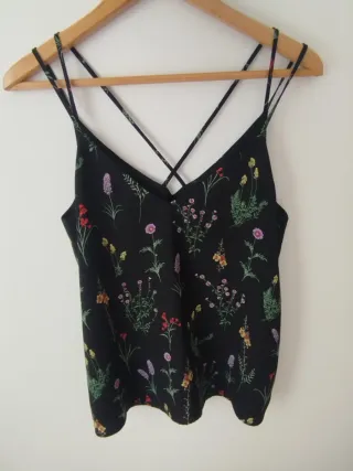 Camiseta tirantes flores negra