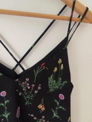 Camiseta tirantes flores negra