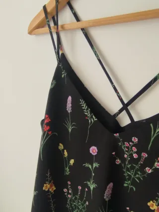 Camiseta tirantes flores negra