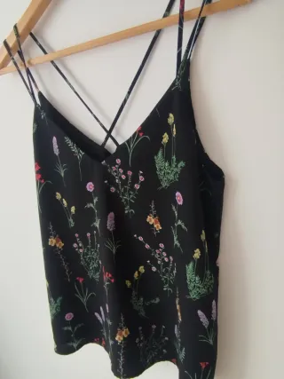 Camiseta tirantes flores negra