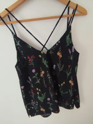 Camiseta tirantes flores negra