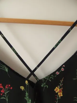 Camiseta tirantes flores negra