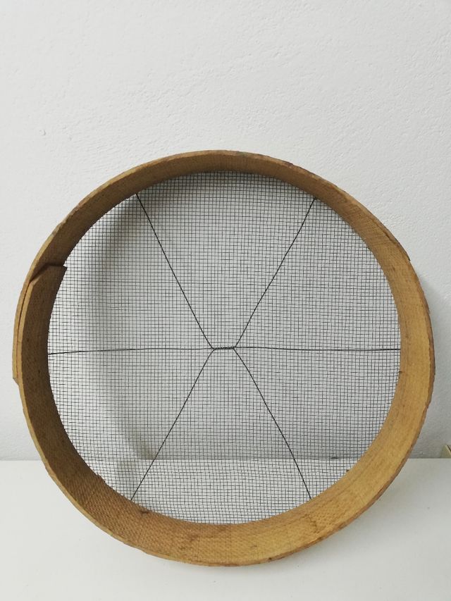 Criba de metal y madera antigua