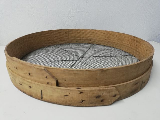 Criba de metal y madera antigua
