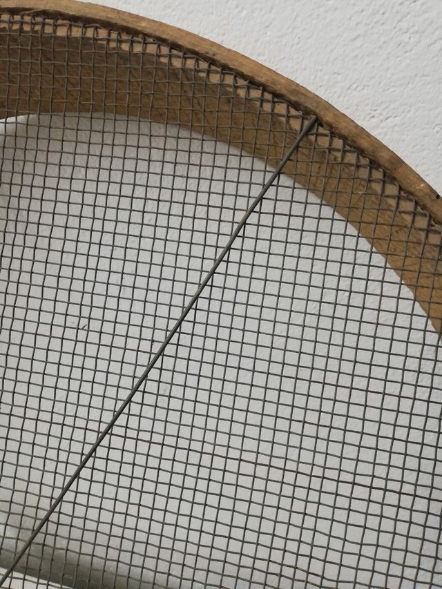 Criba de metal y madera antigua